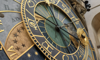 Reloj astrológico representando decisiones importantes