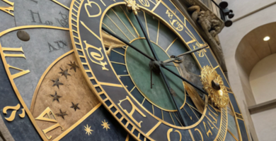 Reloj astrológico representando decisiones importantes