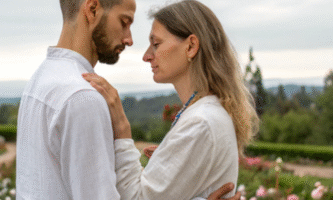 Pareja caminando entre árboles en armonía
